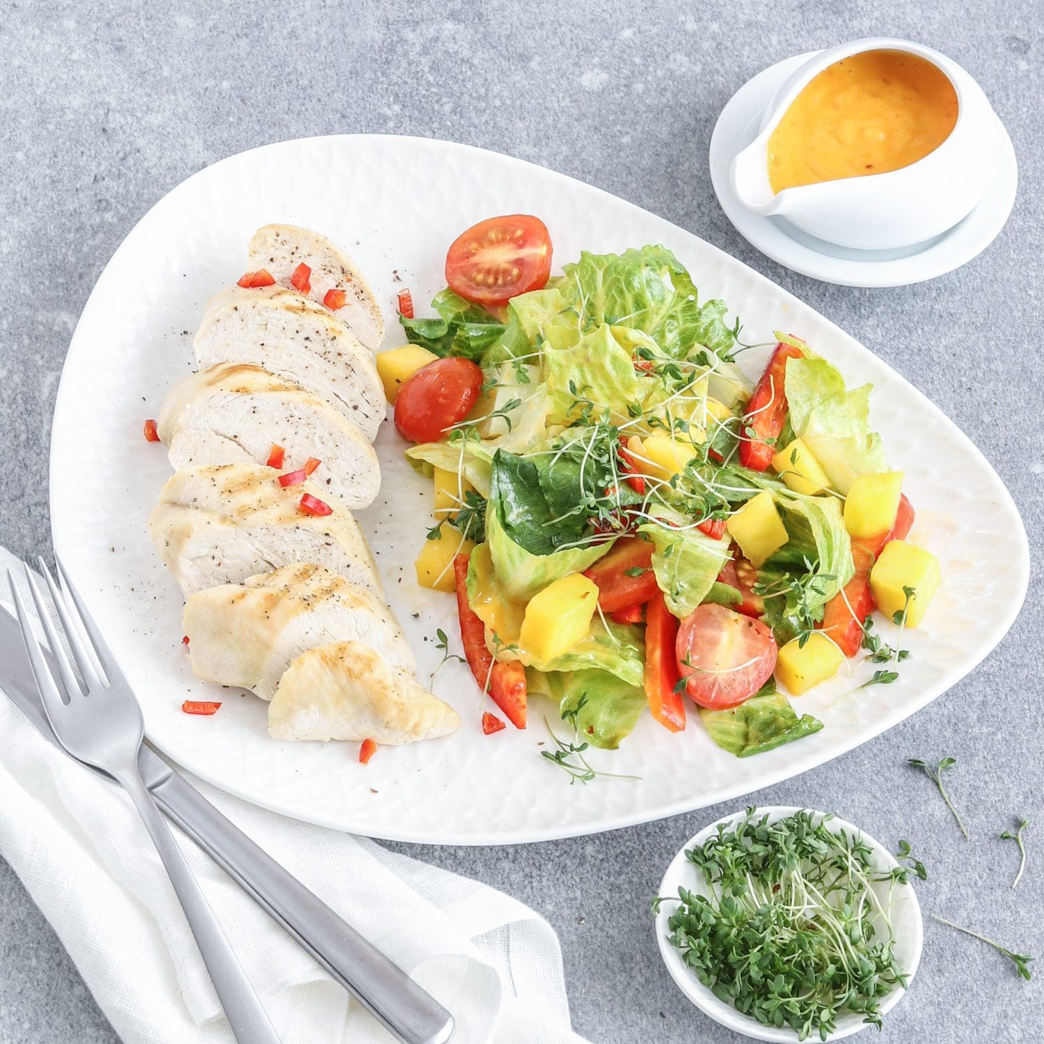 Hähnchenfilet mit buntem Salat und Mango-Dressing