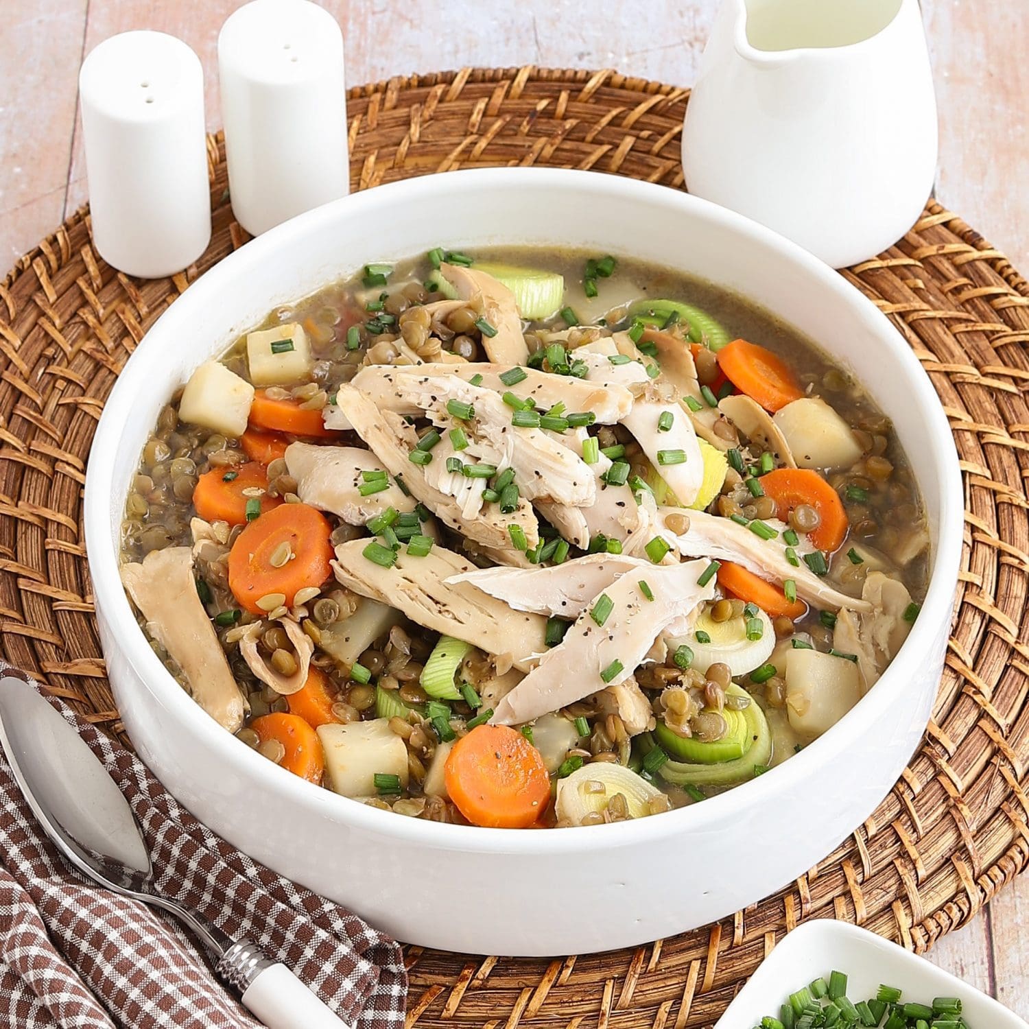 Linseneintopf mit gezupftem Hähnchenfleisch