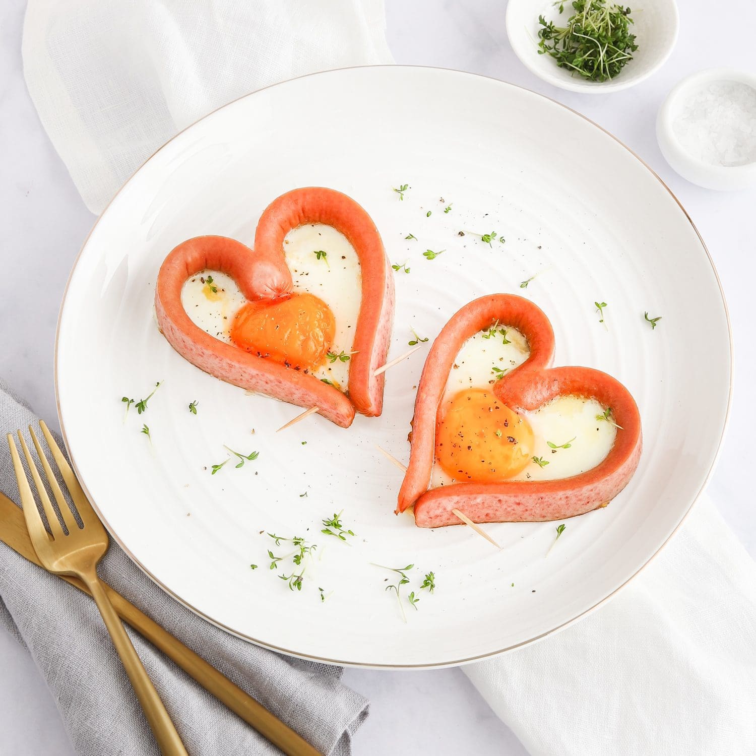 Herziges Valentinstag-Frühstück mit Geflügelwürstchen