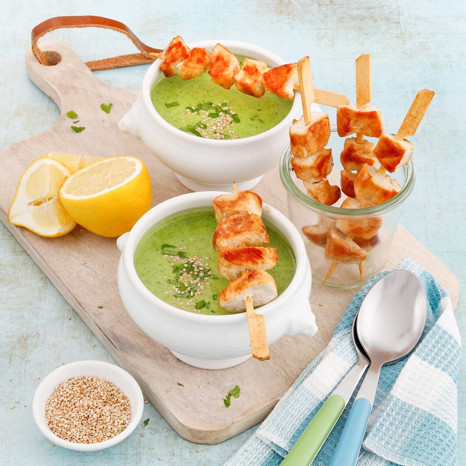 Kohlrabi-Spinat-Suppe mit Hähnchenspießen