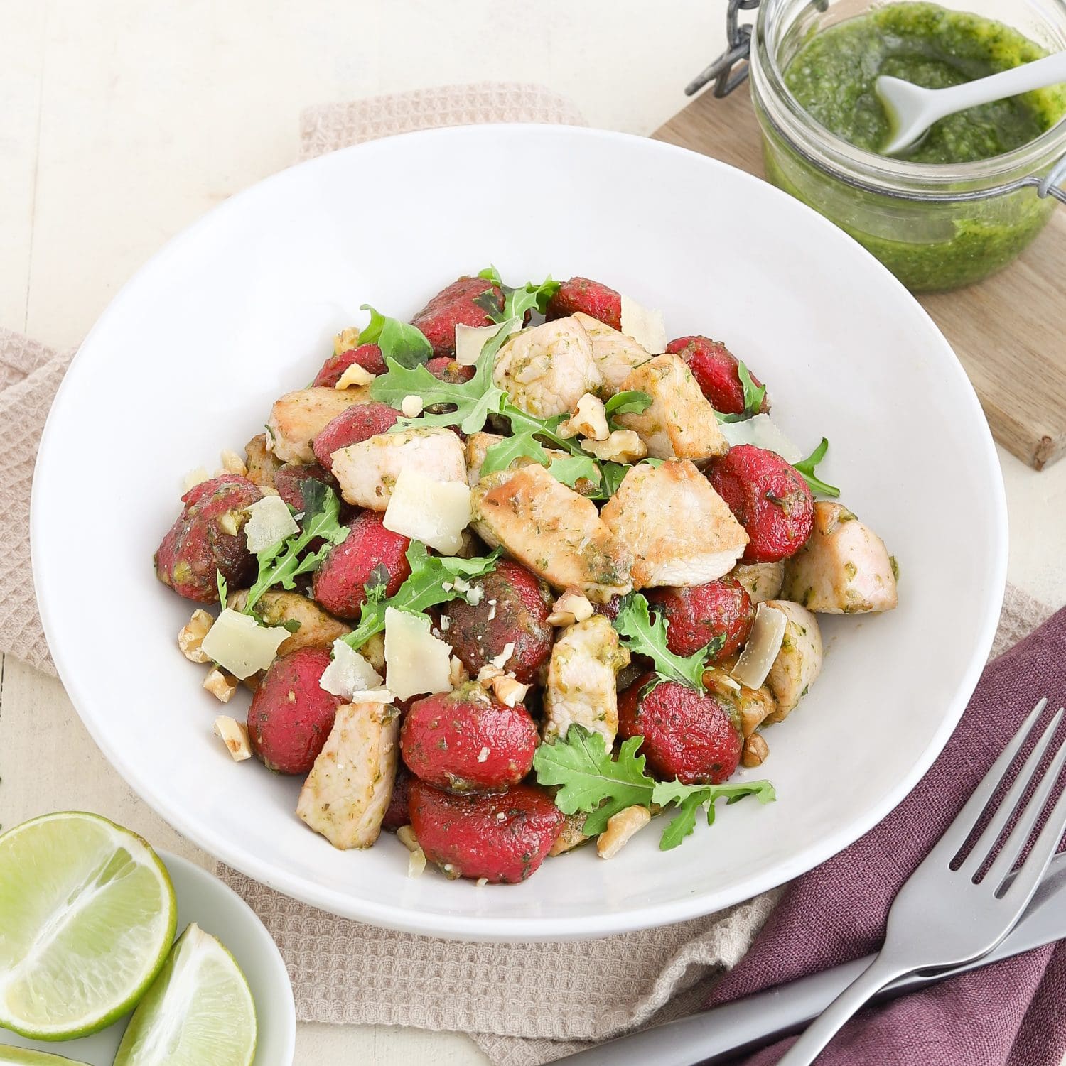Putengeschnetzeltes mit Rote-Bete-Gnocchi und Petersilien-Walnuss-Pesto