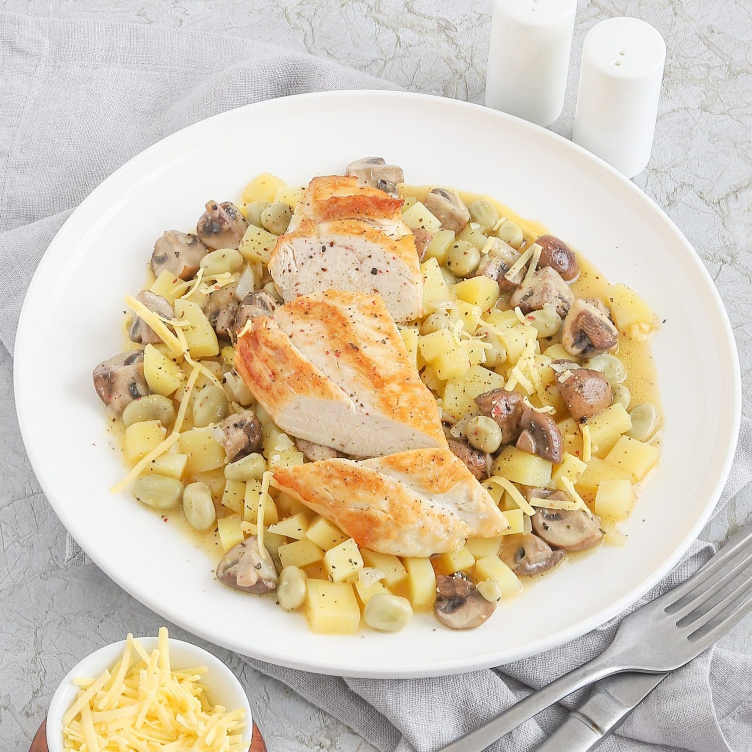 Hähnchenfilet mit Kartoffellotto, dicken Bohnen und Champignons