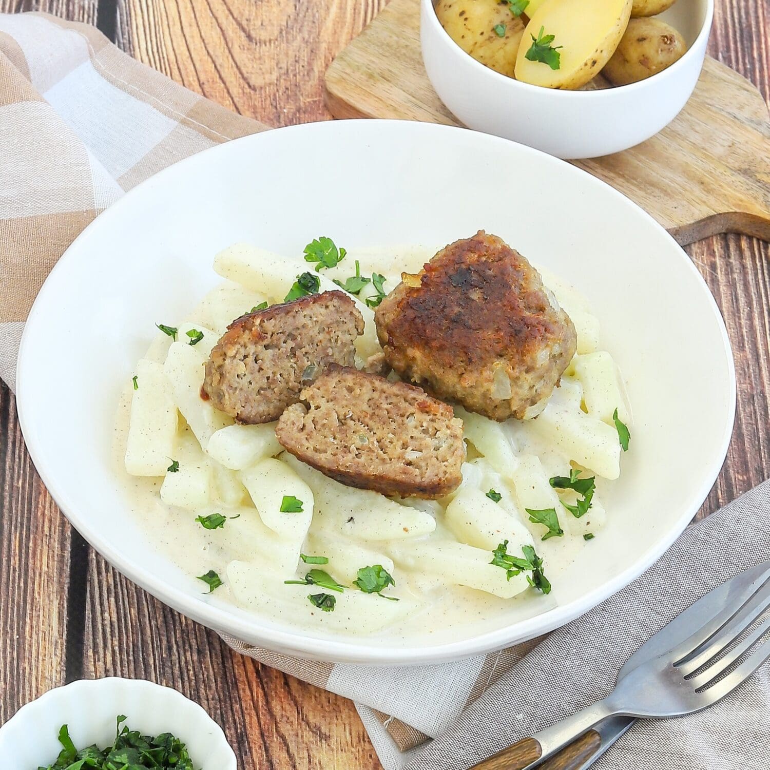 Putenhackfleischfrikadellen mit Rahmkohlrabi und Kartoffeln