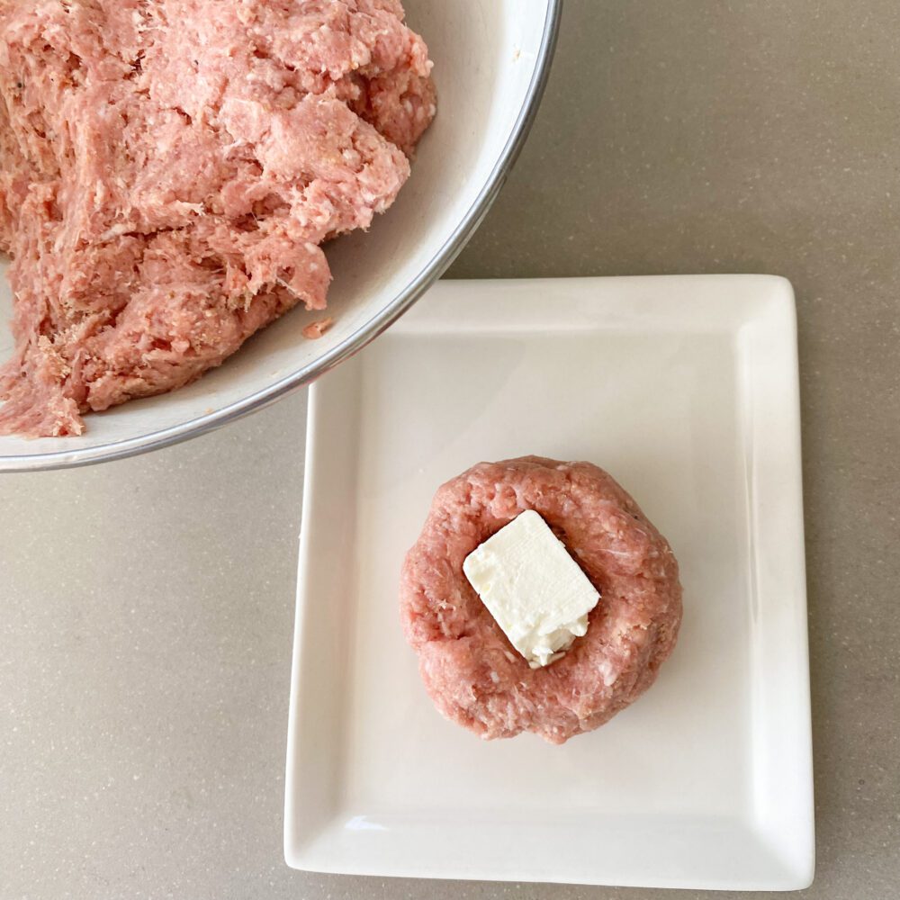 Putenhackfleisch-Bifteki mit Tomatenreis und Metaxa-Sauce - We love ...