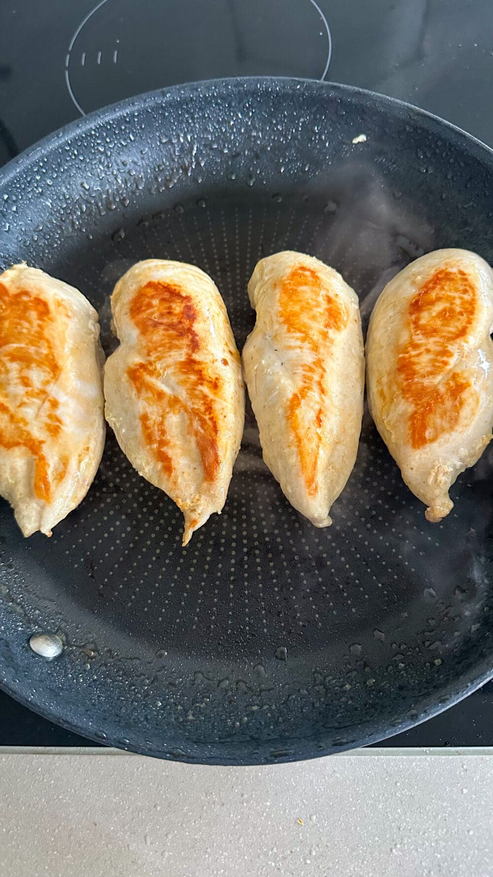 Hähnchenfilet mit Feldsalat, Möhren und Tomaten - We love Geflügel
