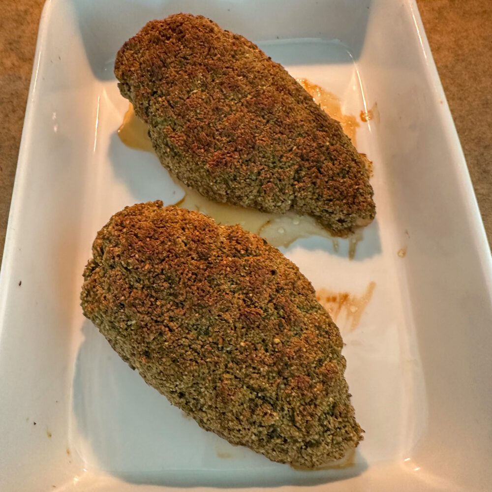 Hähnchenfilet mit Kräuterkruste, Pastinakenpüree und Möhren - We love ...