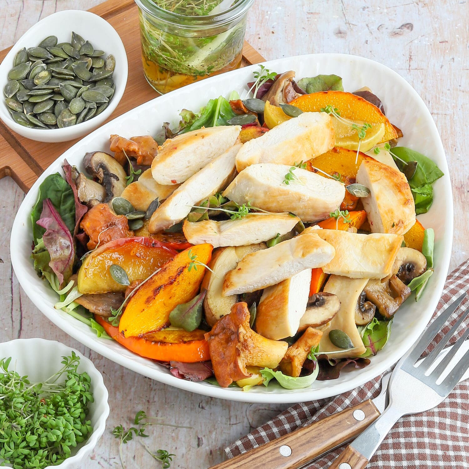 Hähnchenstreifen auf Pilz-Kürbis-Salat