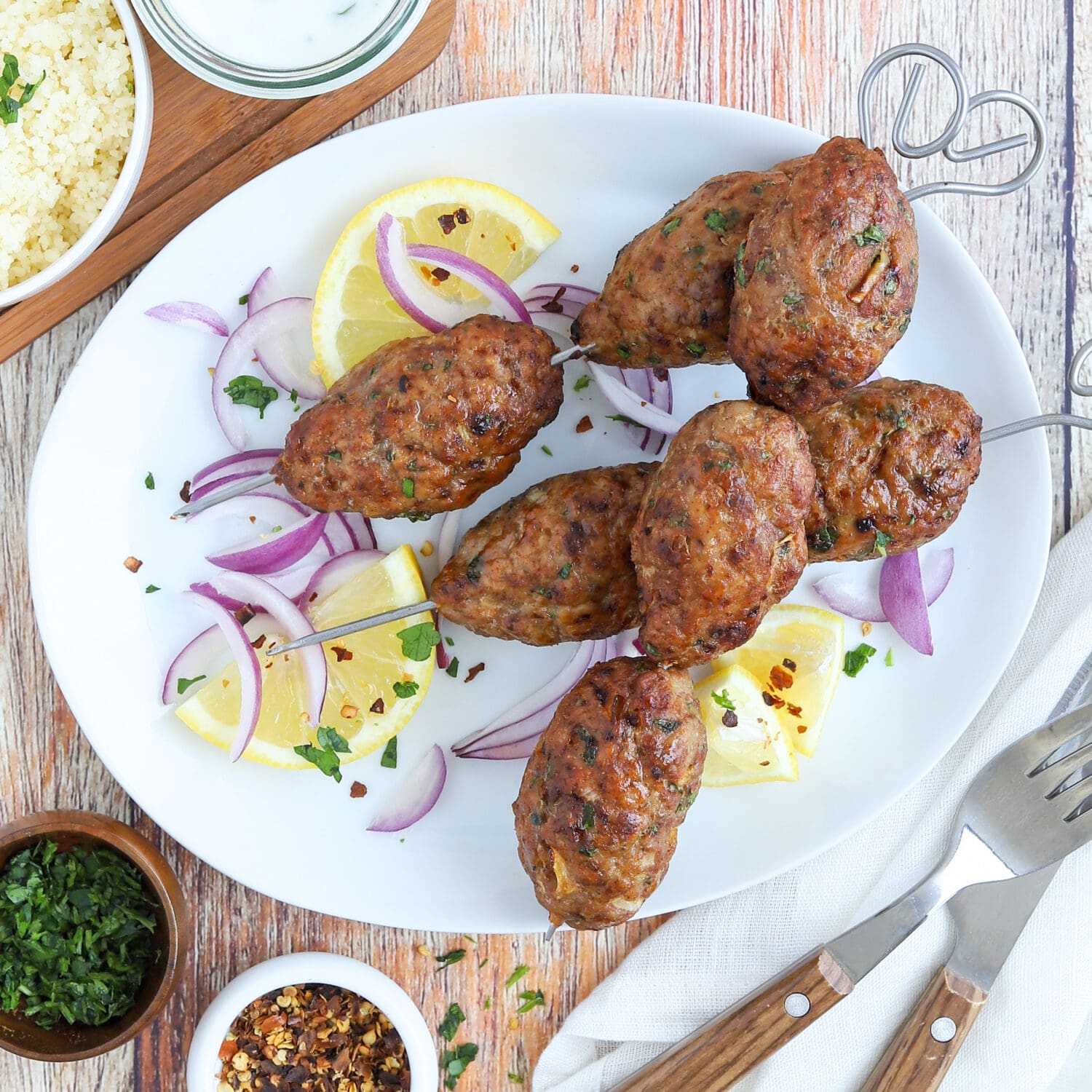 Putenhackfleisch-Kafta mit Couscous und Joghurt-Dip - We love Geflügel