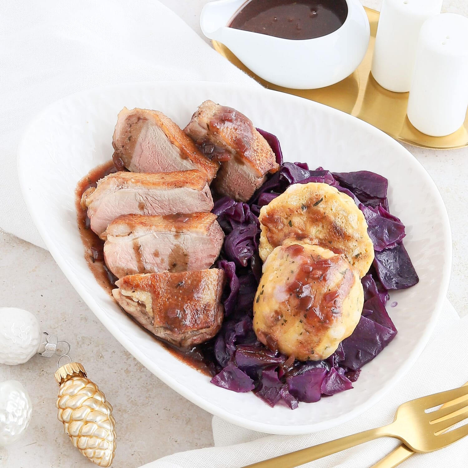 Entenbrustfilet in Rotweinsauce mit Rotkohl und Klößen - We love Geflügel