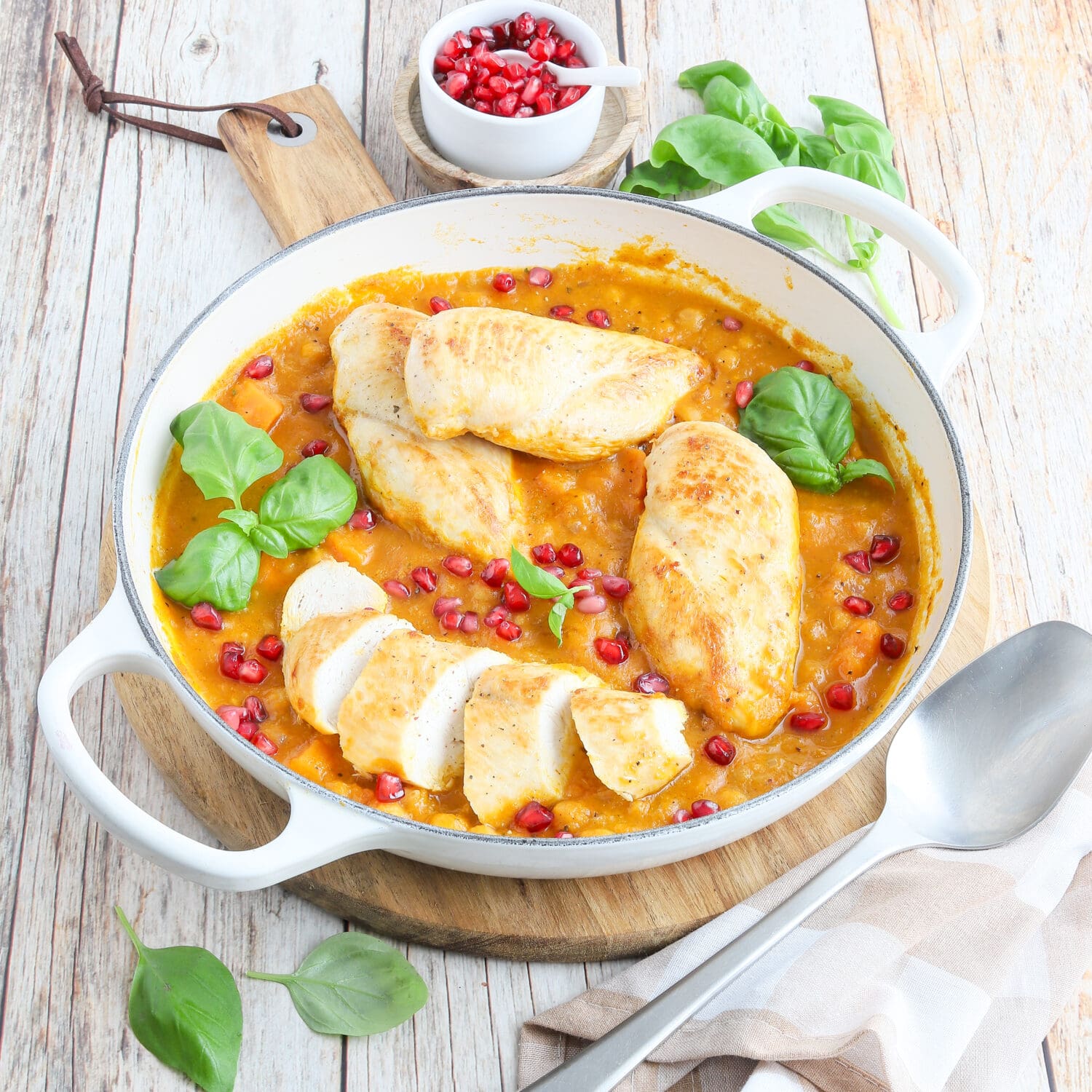 Hähnchenpfanne mit Kichererbsen in Möhrensauce
