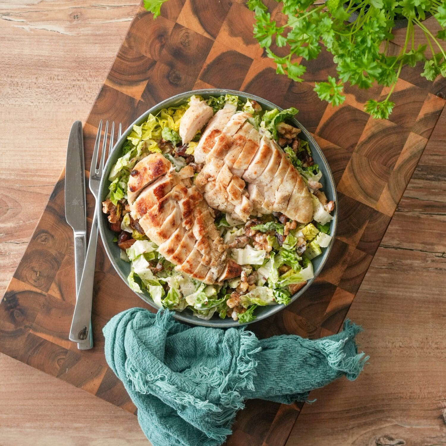 Hähnchensalat mit Datteln und Walnüssen