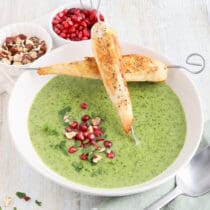 Petersiliensuppe mit Hähnchenfiletspießen