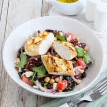 Hähnchenfilet auf Kidneybohnen-Kichererbsensalat mit Feta