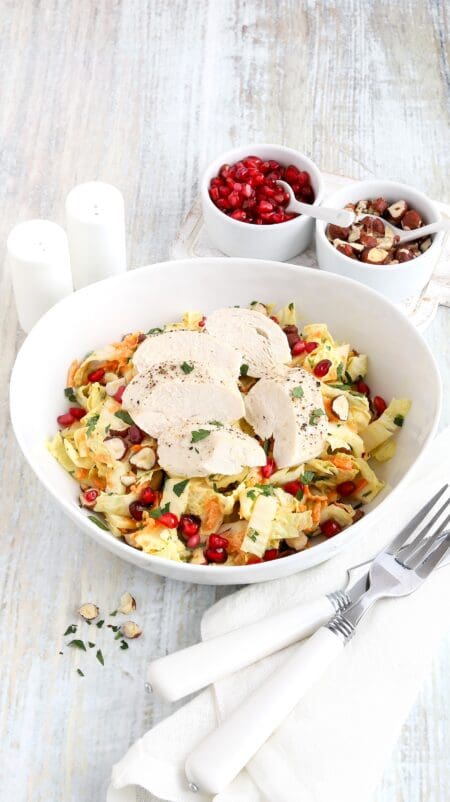 Pochiertes Zitronen-Hähnchenfilet auf Chinakohlsalat