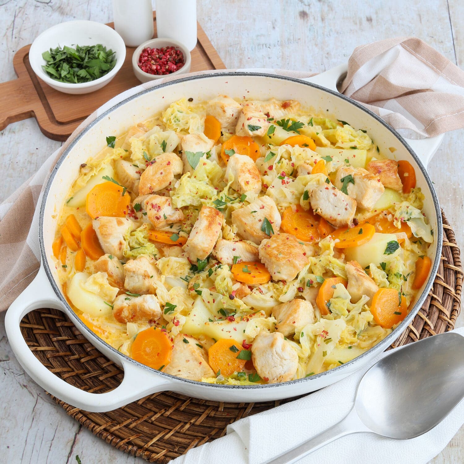 Hähnchen-Wirsingpfanne mit Möhren und Kartoffeln