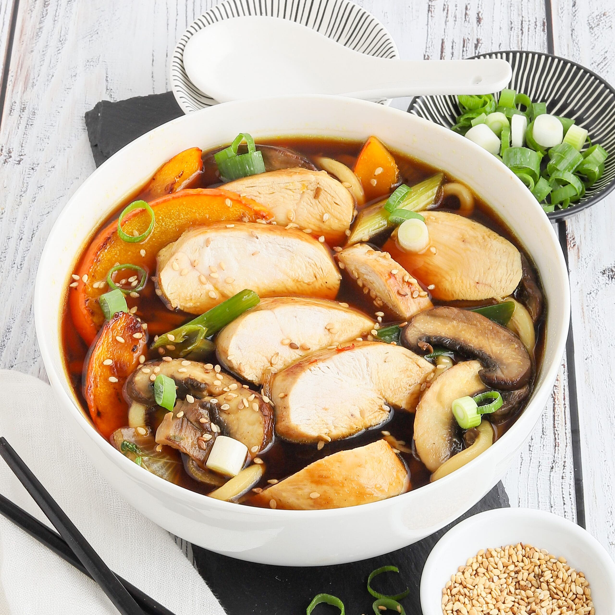 Asia-Suppe mit Hähnchenfilet und Kürbis