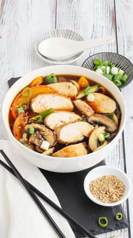 Asia-Suppe mit Hähnchenfilet und Kürbis