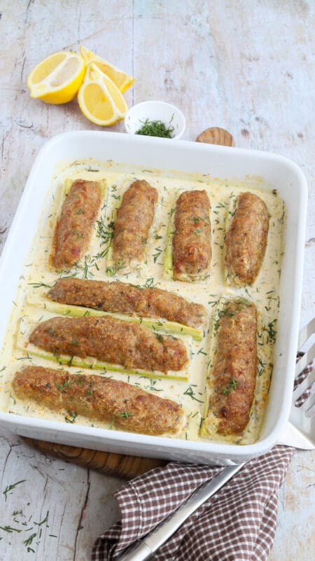 Mit Hähnchenhackfleisch gefüllte Schmorgurke