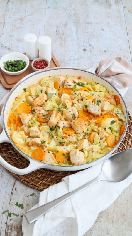 Hähnchen-Wirsingpfanne mit Möhren und Kartoffeln