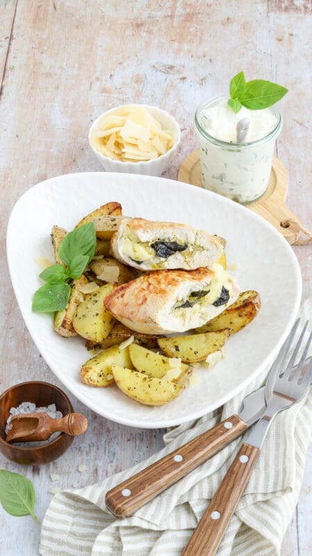 Mozzarella-Pesto-Putenfilet mit Wedges und Basilikum-Dip