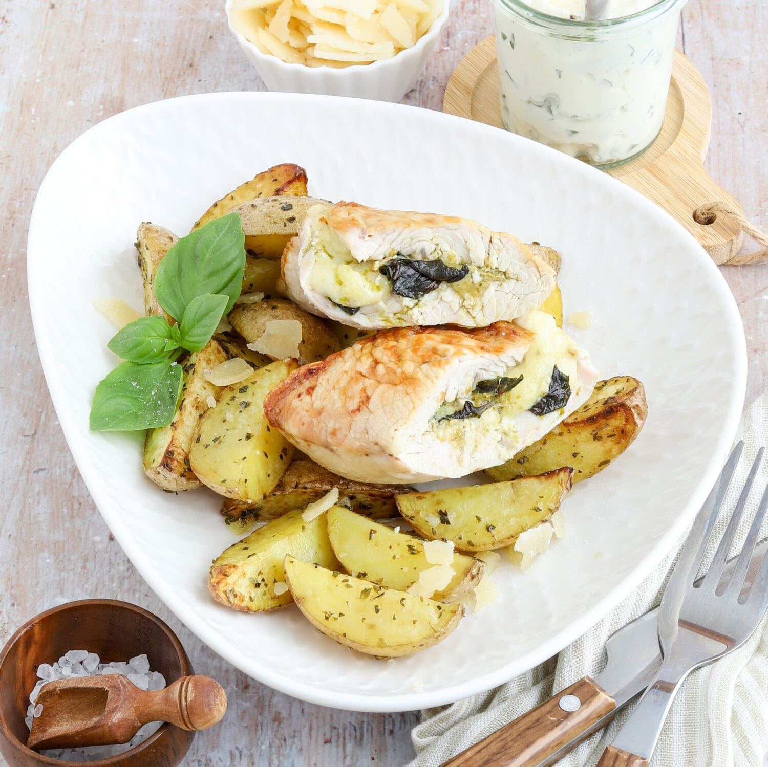 Mozzarella-Pesto-Putenfilet mit Wedges und Basilikum-Dip