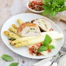 Gefüllte Putenfilets mit Spargel und Tomaten-Basilikum Salsa