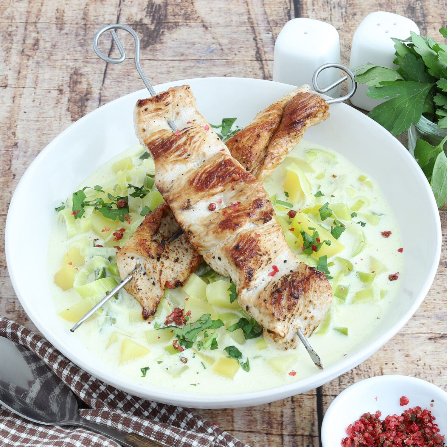 Kartoffel-Lauchcremesuppe mit Putenspießen