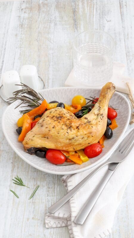 Mediterrane Hähnchenschenkel auf Paprika-Tomaten-Gemüse
