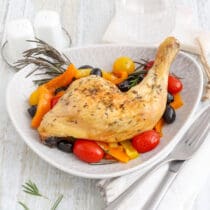 Mediterrane Hähnchenschenkel auf Paprika-Tomaten-Gemüse