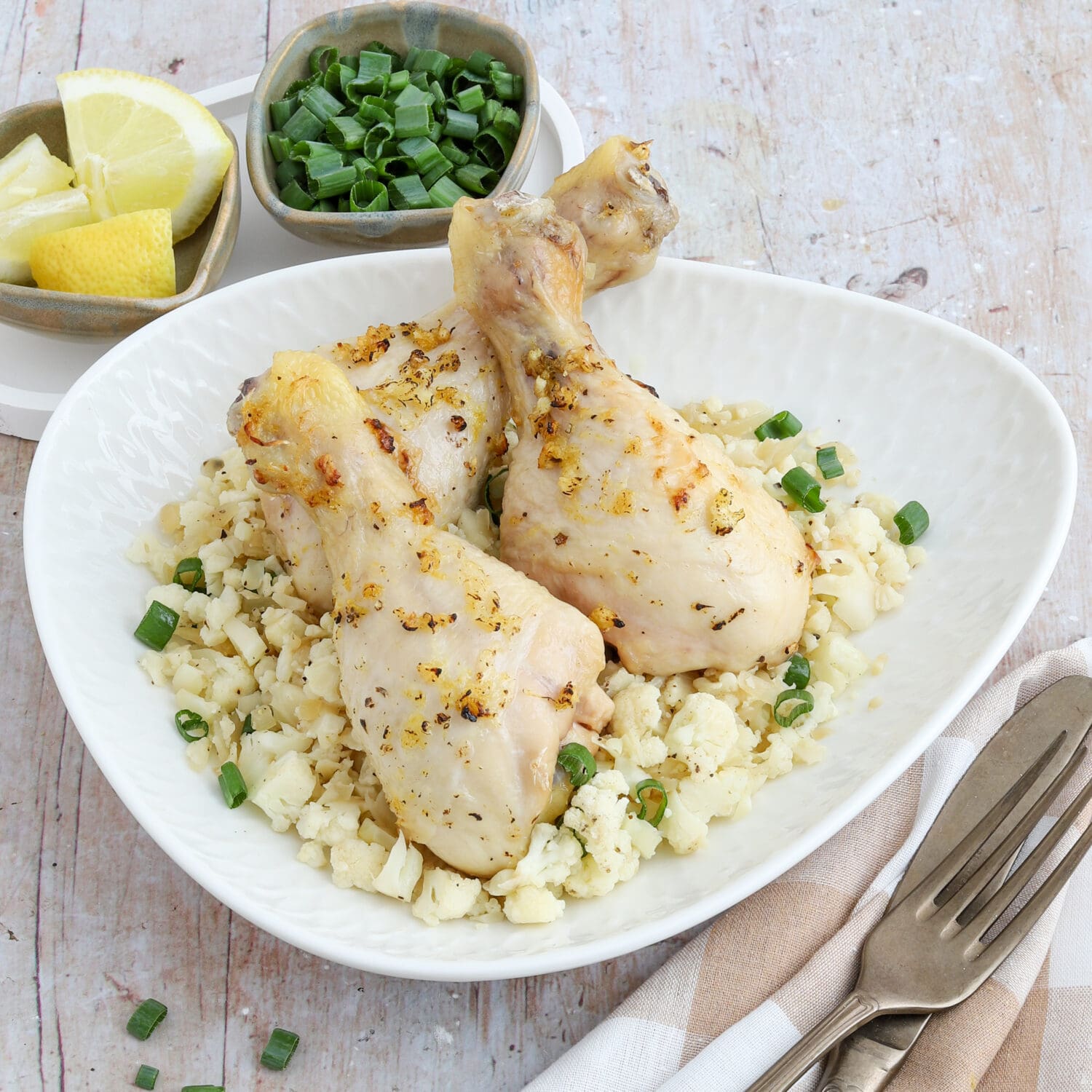 Citrus Chicken Drumsticks mit Blumenkohlreis