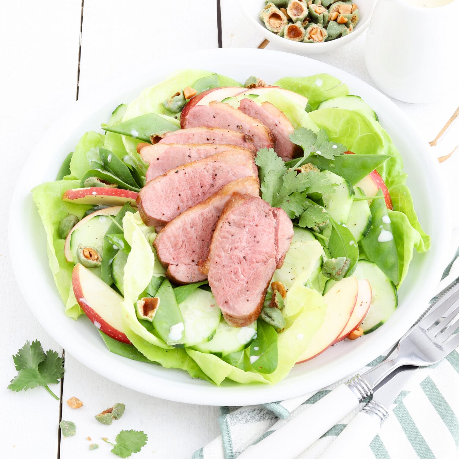 Entenbrustfilet auf grünem Salat
