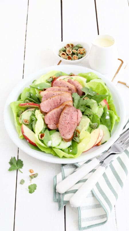 Entenbrustfilet auf grünem Salat