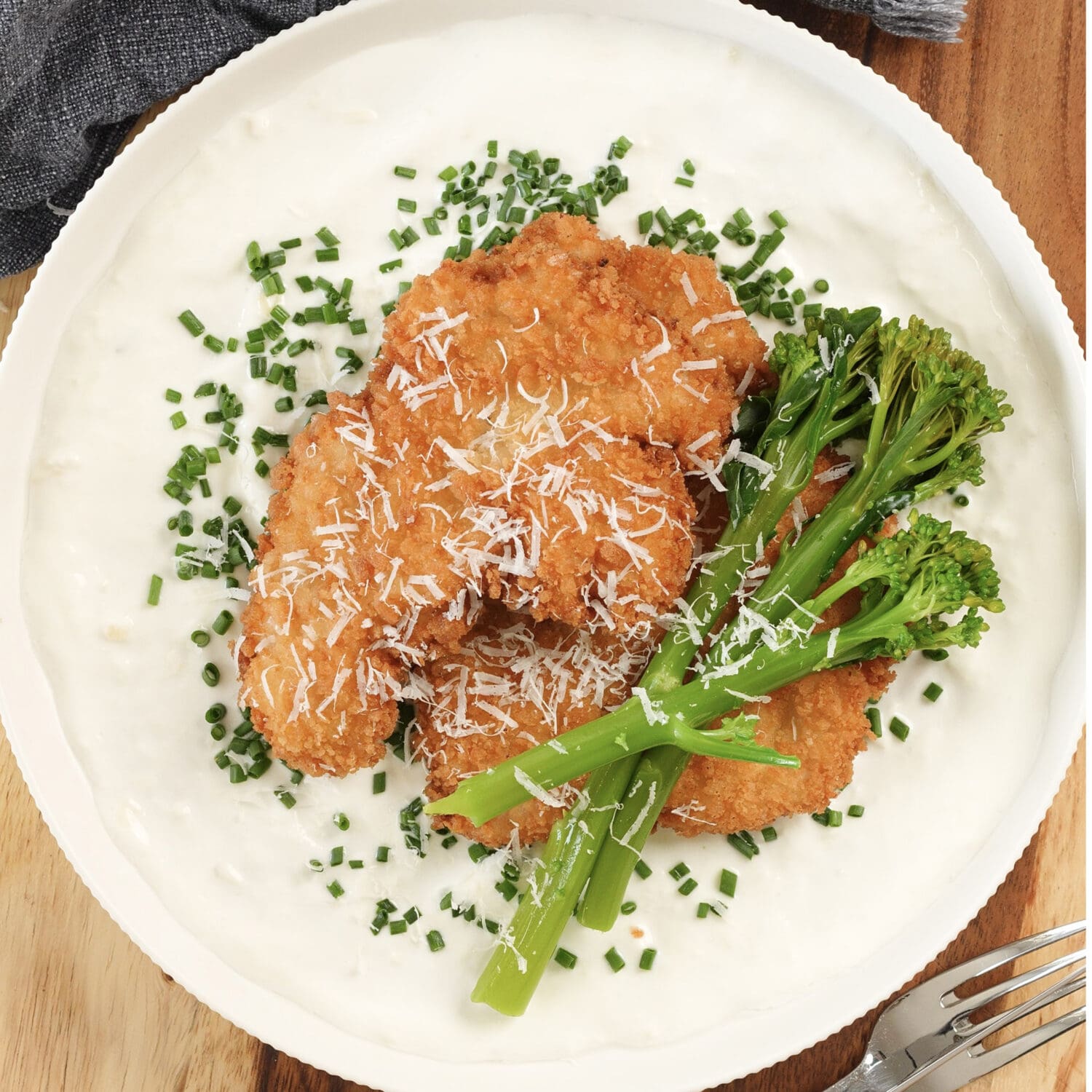 Puten-Medaillons auf Parmesansauce mit Brokkolini